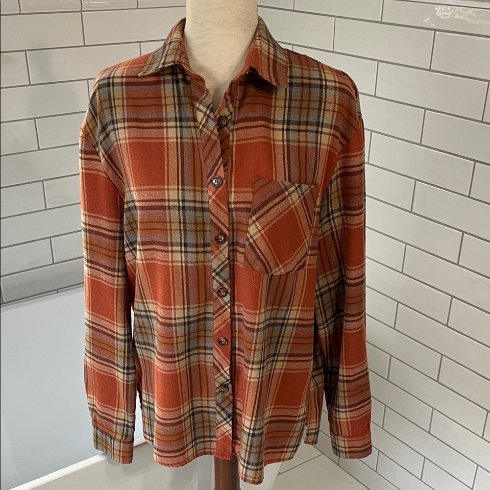 Womenโs Plaid Button-Up Shirt